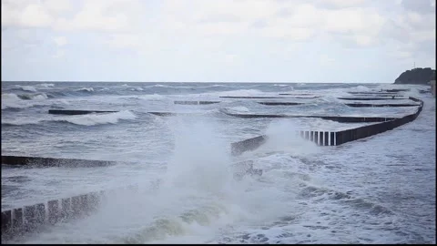 Waves crashing on breakwaters on the Baltic Sea coast. Vídeos de archivo 143001553