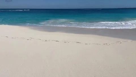 Waves crashing on the cabbage beach in Bahamas Video stock 329900511