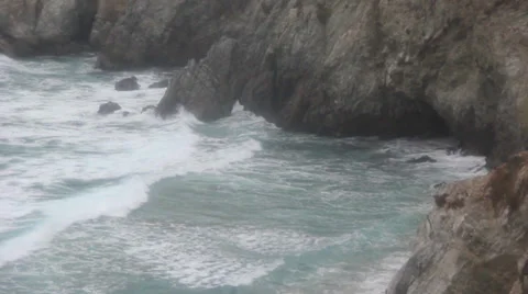 Waves crashing in cave 動画素材 39359592