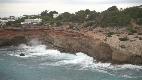 Waves crashing into the cliff of Ibiza in slow motion 動画素材 102467112