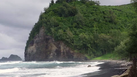 Waves crashing with cliffs in the background Video stock 313227953