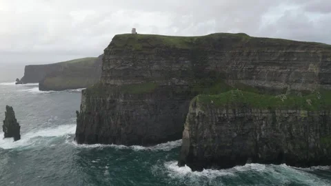 Waves crashing into the cliffs of Moher Vídeos de archivo 331960704