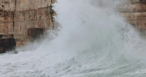 Waves crashing on the cliffs of Polignano a Mare during a storm in Adriatic Vídeo Stock 331040518