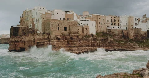 Waves crashing on the cliffs of Polignano a Mare during a storm in Adriatic 스톡 동영상 331040561