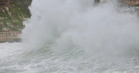 Waves crashing on the cliffs of Polignano a Mare during a storm in Adriatic Видео 331043010