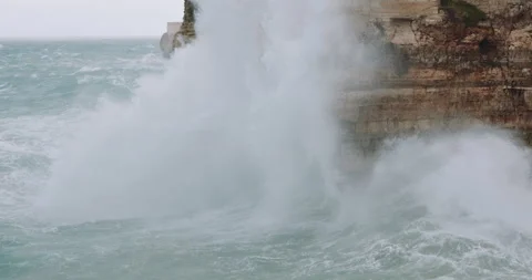 Waves crashing on the cliffs of Polignano a Mare during a storm in Adriatic Видео 331049777
