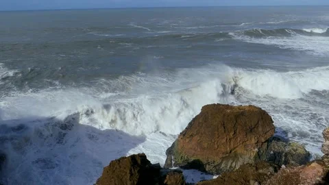 Waves crashing on a coast Stockbeeldmateriaal 132516630