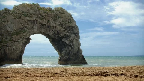 Waves crashing on Durdle Door in Cornwall 動画素材 158512531