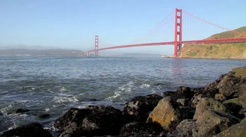 Waves crashing front of the Golden Gate Bridge 스톡 동영상 11089083