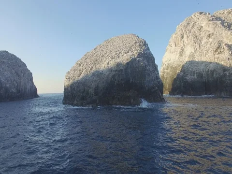 Waves Crashing on Massive Rocks in the Ocean 動画素材 77876090