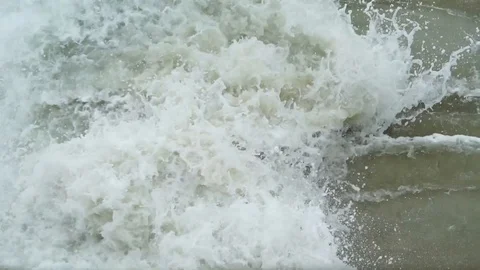Waves Crashing in the Ocean 库存影片 108010896