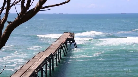 Waves Crashing onto Ocean Jetty Timelapse Stockbeeldmateriaal 80933306