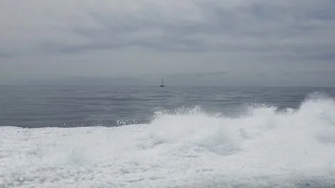 Waves Crashing in the Open Ocean Under Cloudy Skies Видео 323343926
