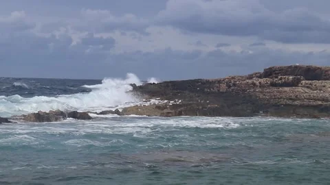 Waves crashing over rocks Video stock 163170606