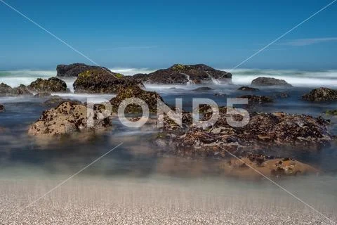 Waves crashing over rocks on the jagged coastline of Northern California, tak Stock Photos