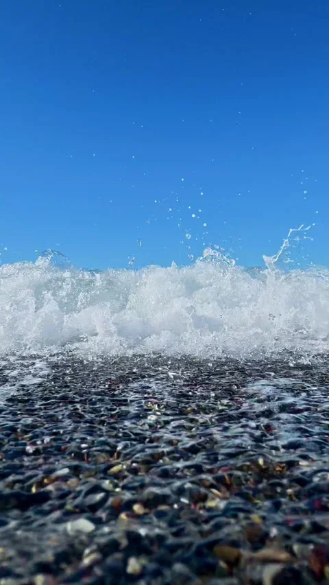 Waves crashing onto pebble beach Stock-Footage 346840034