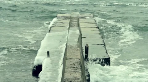 Waves crashing on the pier Video stock 55425336