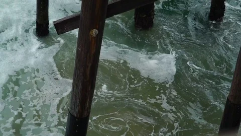 Waves Crashing into the Pier 库存影片 108010888