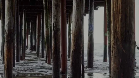 Waves crashing into pier pillars 動画素材 80744892