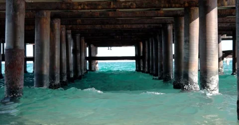 Waves Crashing Into Pier Supports 動画素材 68686932