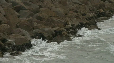 Waves Crashing on Rocks 01 Video stock 750033