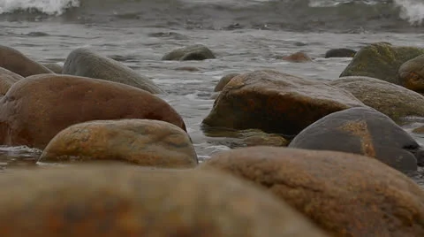 Waves Crashing On Rocks 1 库存影片 25953135