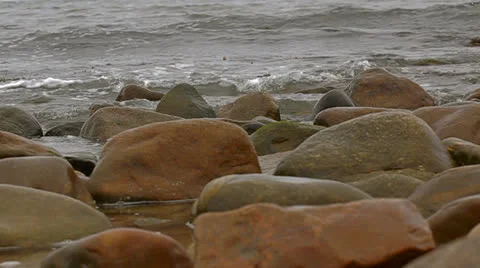 Waves Crashing On Rocks 2 库存影片 25953113
