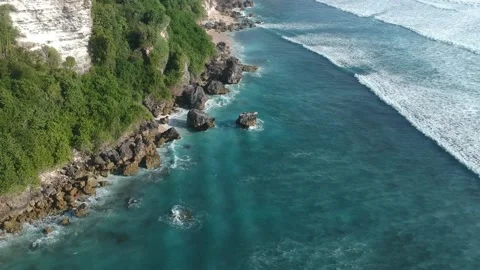 Waves crashing on rocks in Bali Video stock 134996233