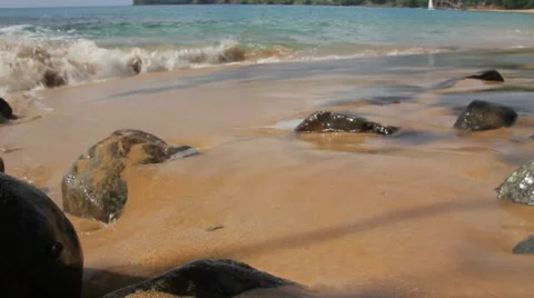 Waves crashing on rocks Stock-Footage 8665920