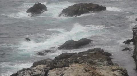 Waves crashing on rocks 動画素材 39359200