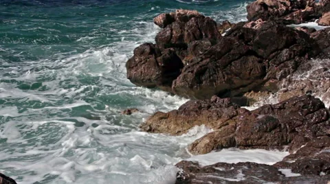 Waves crashing on rocks Video stock 40971414