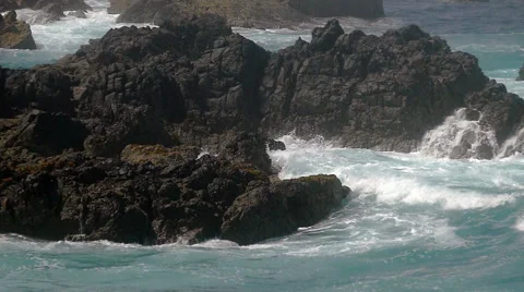 Waves Crashing on Rocks 스톡 동영상 41552335