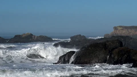 Waves Crashing on rocks Видео 42888023