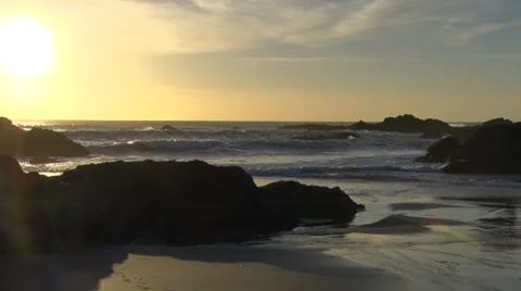 Waves Crashing on rocks Видео 43066711