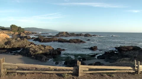 Waves Crashing on rocks Видео 43071790