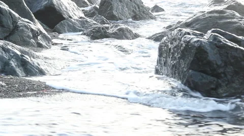 Waves crashing on rocks 動画素材 51518394