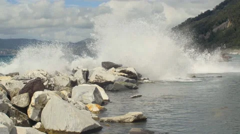 Waves crashing on the rocks 스톡 동영상 63707943