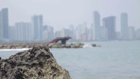 Waves crashing into rocks Vidéo 75166854