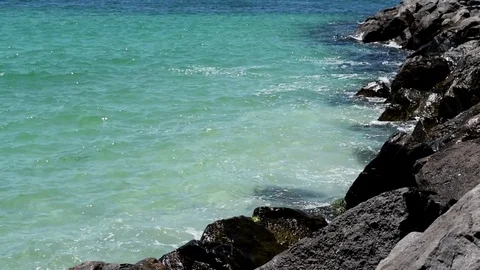 Waves Crashing on Rocks 動画素材 75810454