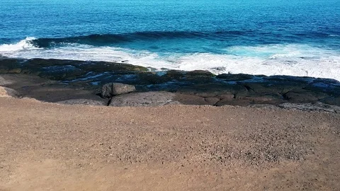 Waves crashing on the rocks Vídeos de archivo 79622658
