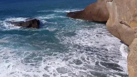 Waves crashing on the rocks Vídeos de archivo 79622832