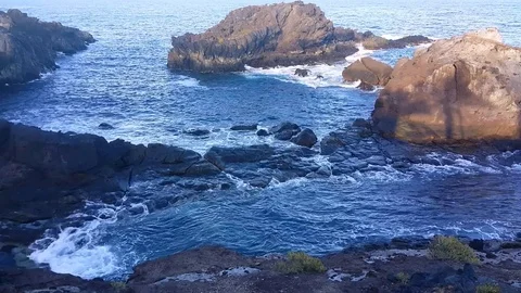 Waves crashing on the rocks Vídeos de archivo 81446104