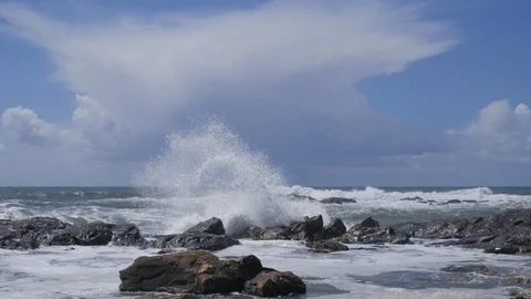 Waves crashing on rocks Vídeos de archivo 89507091