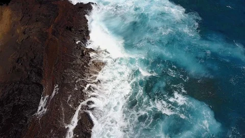 Waves crashing onto rocks Video stock 89942167