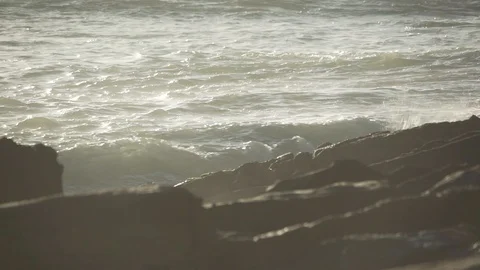 Waves crashing on rocks. Video stock 121618666