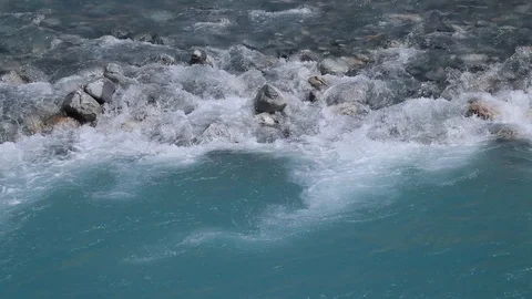 Waves crashing on the rocks Видео 121948784
