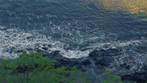 Waves crashing on rocks Video stock 168490282