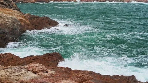 Waves crashing on rocks Video stock 204810297