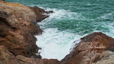 Waves crashing on rocks Video stock 204810302