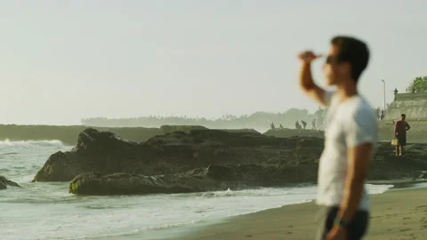 Waves crashing into rocks Vidéo 218386560